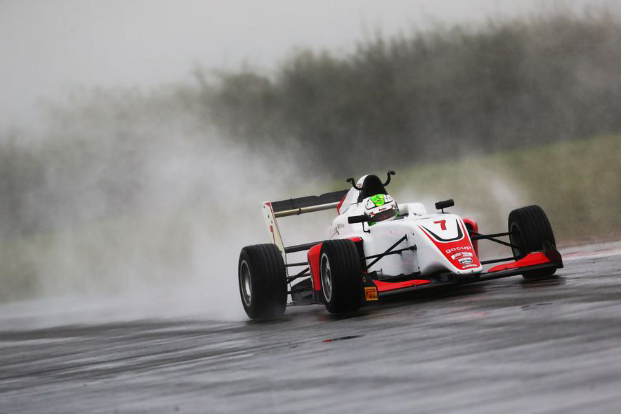 O piloto carioca Roberto Faria disputará este ano a segunda temporada dele na Fórmula 3 Britânica (Foto: Reprodução / Internet)